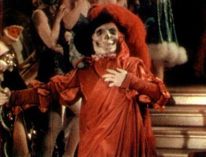 Maska červené smrti přitahuje na plese až příliš pozornosti