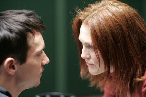 Juliane Moore a Jonathan Rhys Meyers v jedné z jejich tak častých konfrontacích
