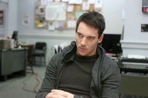 J. Rhys Meyers zde dokazuje, že hraní bláznů mu docela jde.