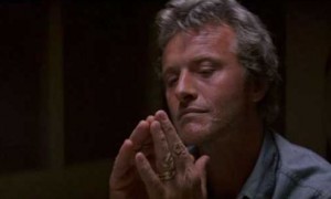 Rutger Hauer je celou dobu hodně v klidu.