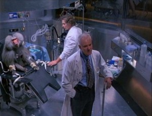 Malcolm McDowell a opičák.