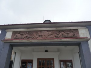 Zajímavě zdobené kino v Chotěboři.