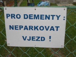 Neméně zajímavá cedule na plotě jednoho domu v Chotěboři.