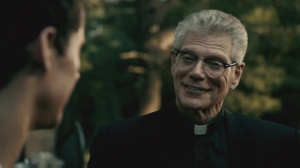 Usměvavý Stephen Lang.